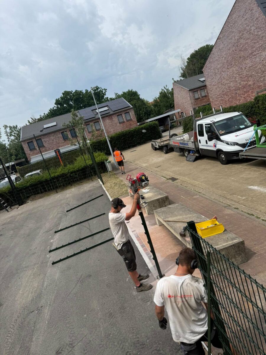 Geluidsarme pannakooi geplaatst in Oudenburg (België) 2 Monteurs van SKWshop starten met de montage van een geluidsarme pannakooi in Oudenburg nabij Knokke België